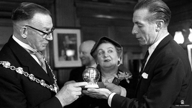 Tri ân Sir Stanley Matthews, người đặt viên gạch đầu tiên